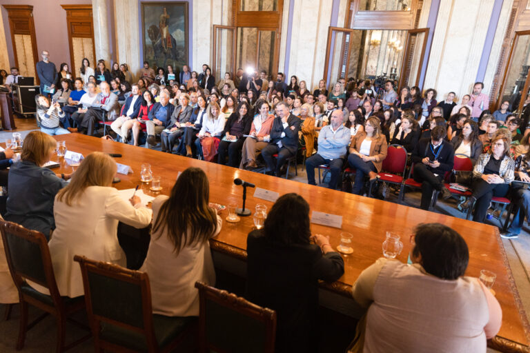 Palacio Legislativo. ©Camilo dos Santos Ayala-20250425CDS-0./ Uruguay / Montevideo / Presidencia ROU. Presidente de la República Oriental del Uruguay, profesor Yamandú Orsi. El presidente Yamandú Orsi, en evento del Sistema de Protección a la Infanci